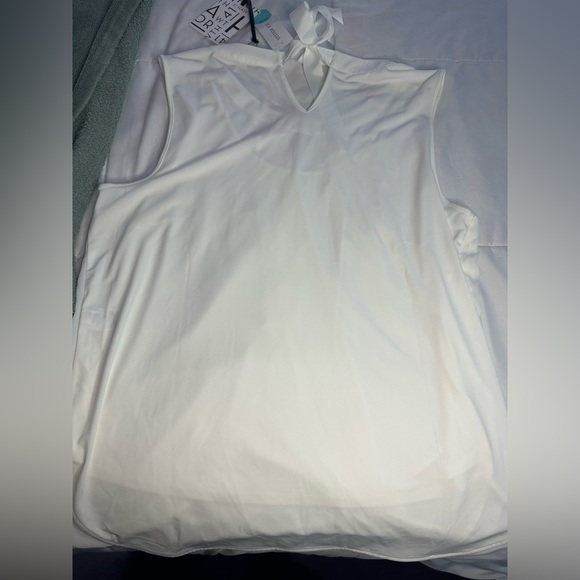 White shirt with tie in the back - Picture 2 of 2